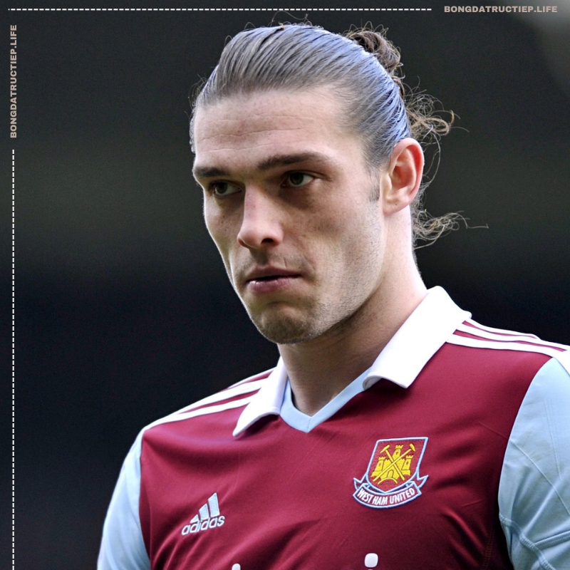 Cầu thủ tóc đuôi ngựa nổi tiếng Andy Carroll (Anh)